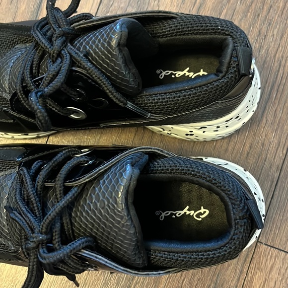 Qupid black and white fashion sneaker size 8 - Picture 6 of 9